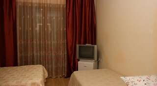 Гостиница Надежда Витязево Двухместный номер с 1 кроватью или 2 отдельными кроватями + дополнительной кроватью-1
